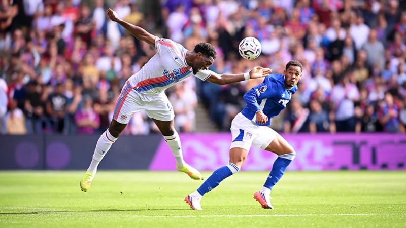 Lyon gặp khó trước Crystal Palace
